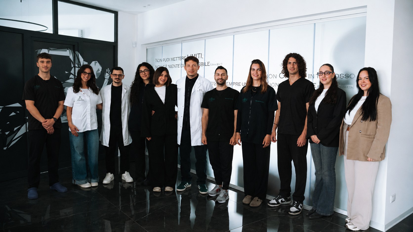 Lo staff HuMed al completo nel centro di Nicolosi